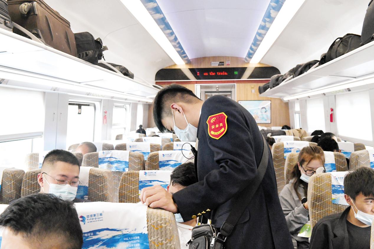 复兴号开进西藏 拉萨至林芝铁路开通运营 - 中国日报网